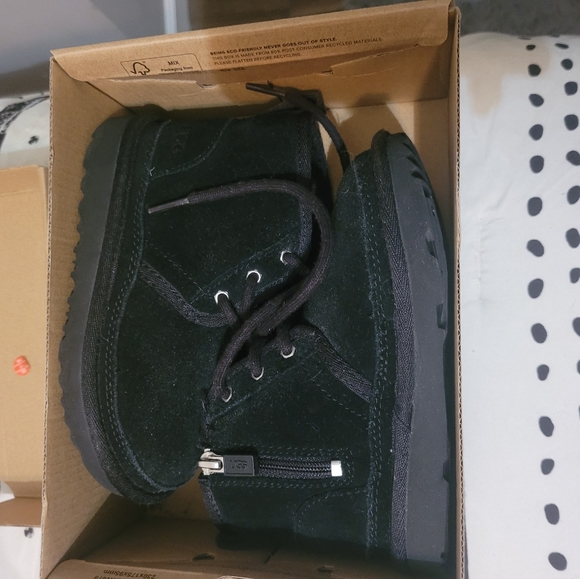 Ugg toddler boots - Picture 2 of 3